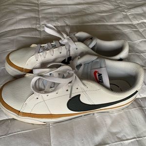 Nike Court Legacy size 8, only worn a few times